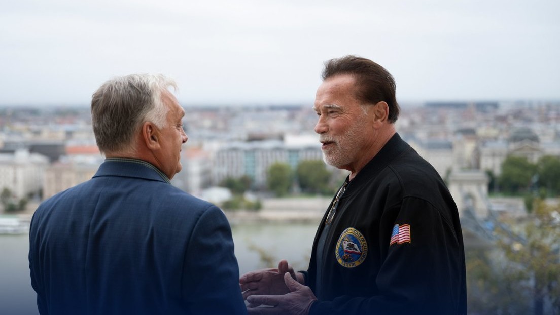 FOTO, VIDEO: Viktor Orbán 'hace músculo' con Arnold Schwarzenegger