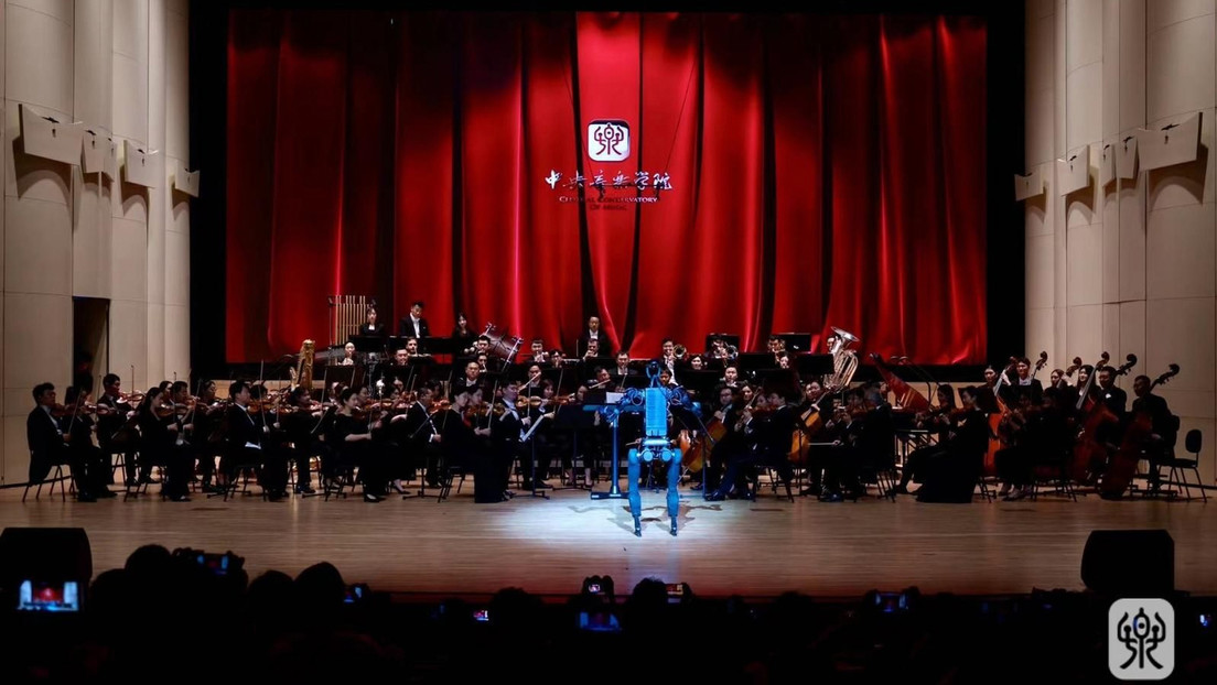 Robot dirige una orquesta en China (VIDEO)