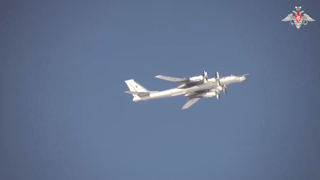 Bombarderos estratégicos rusos practican ataques aéreos en ejercicio a gran escala (VIDEOS)