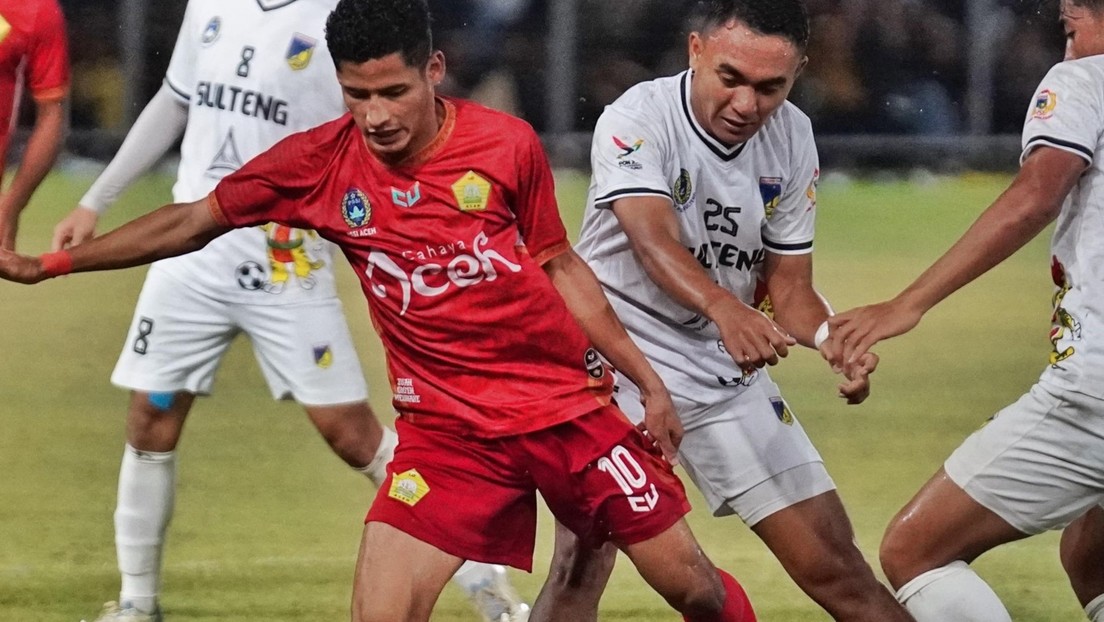 VIDEO: Jugador golpea al árbitro por señalar un penalti contra su equipo