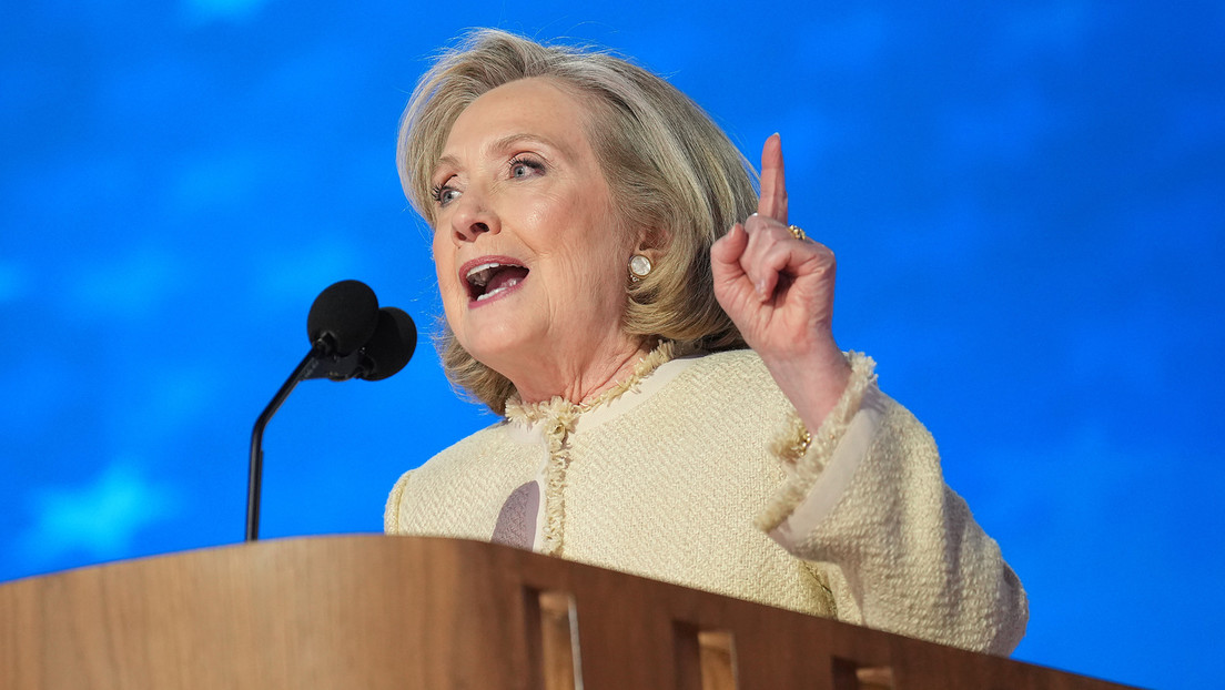 Hillary Clinton sugiere encarcelar a estadounidenses por compartir "propaganda rusa"