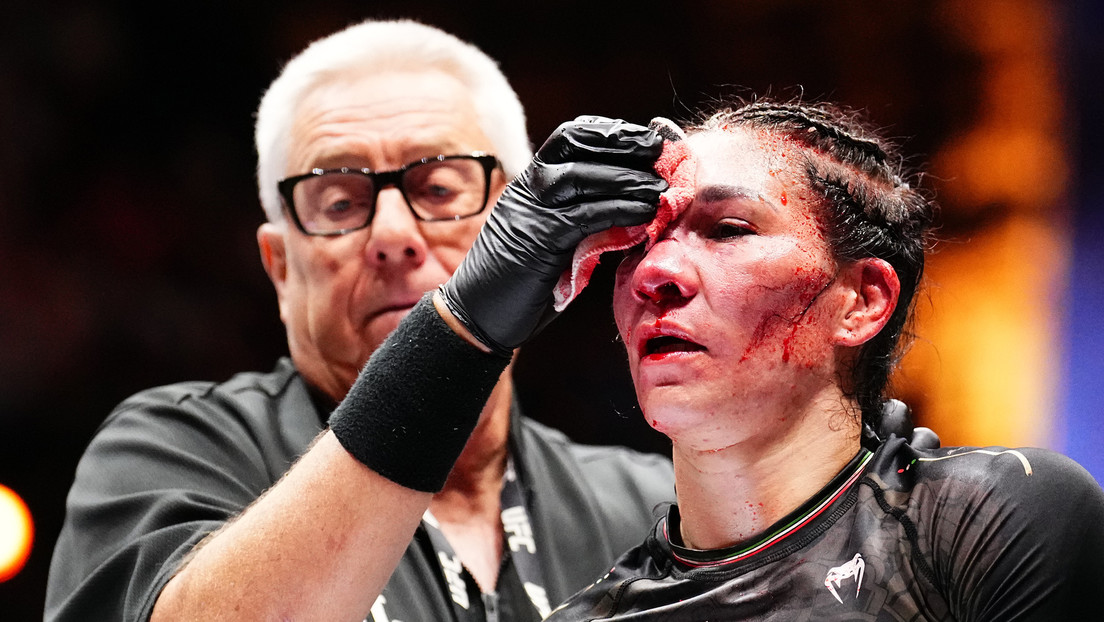 La sangrienta pelea en la UFC que termina con enorme corte en la frente de una peleadora mexicana