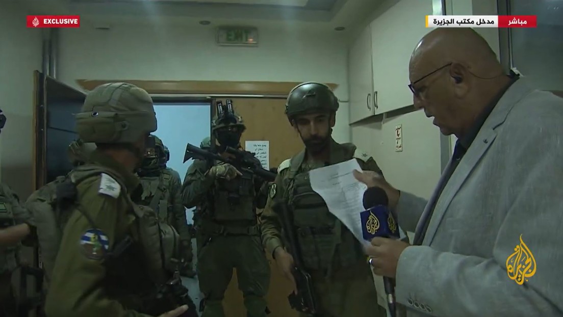 Fuerzas israelíes irrumpen en la oficina de Al Jazeera en Ramala (VIDEO)