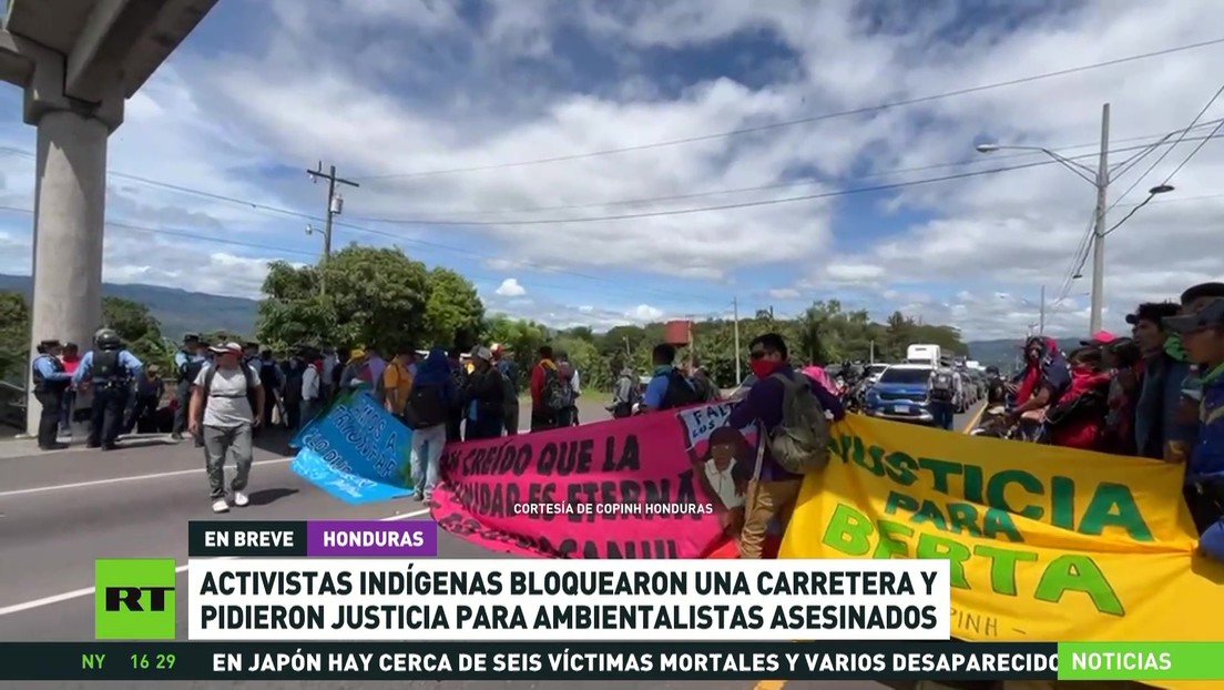 Activistas indígenas bloquean una carretera en Honduras y piden justicia para ambientalistas asesinados