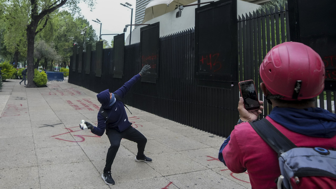 Manifestantes por Ayotzinapa lanzan petardos contra la sede del Senado mexicano