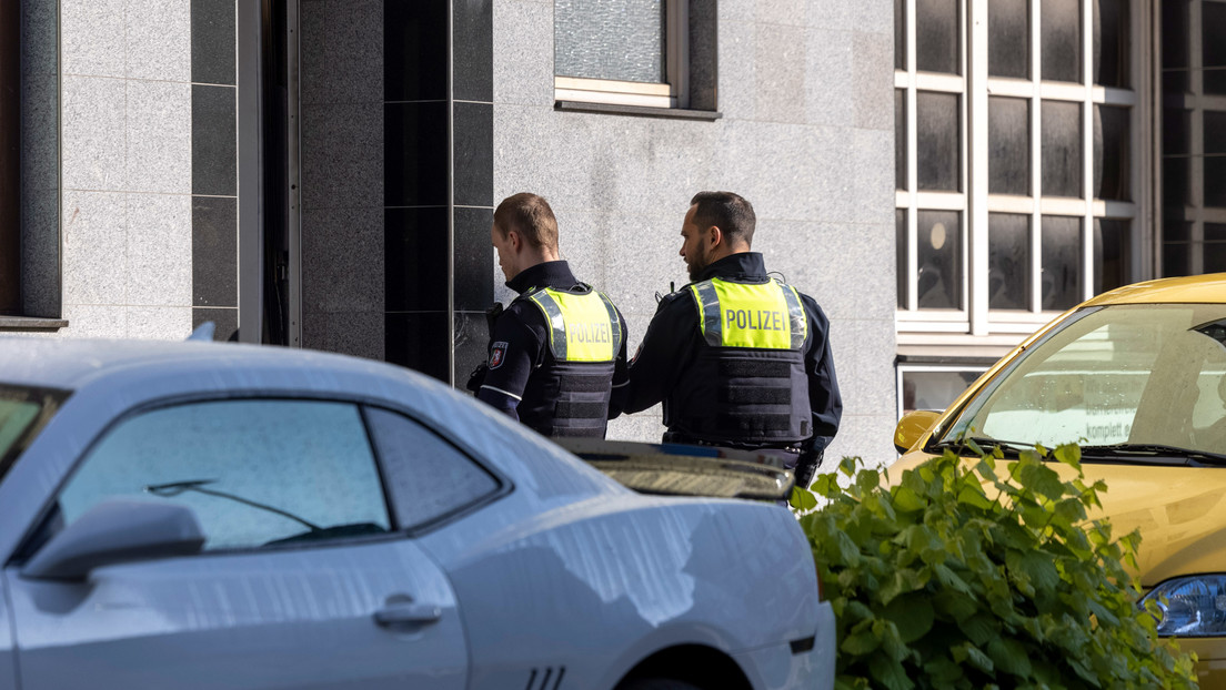 Un sirio incendia varios edificios residenciales y estrella su coche contra tiendas en Alemania