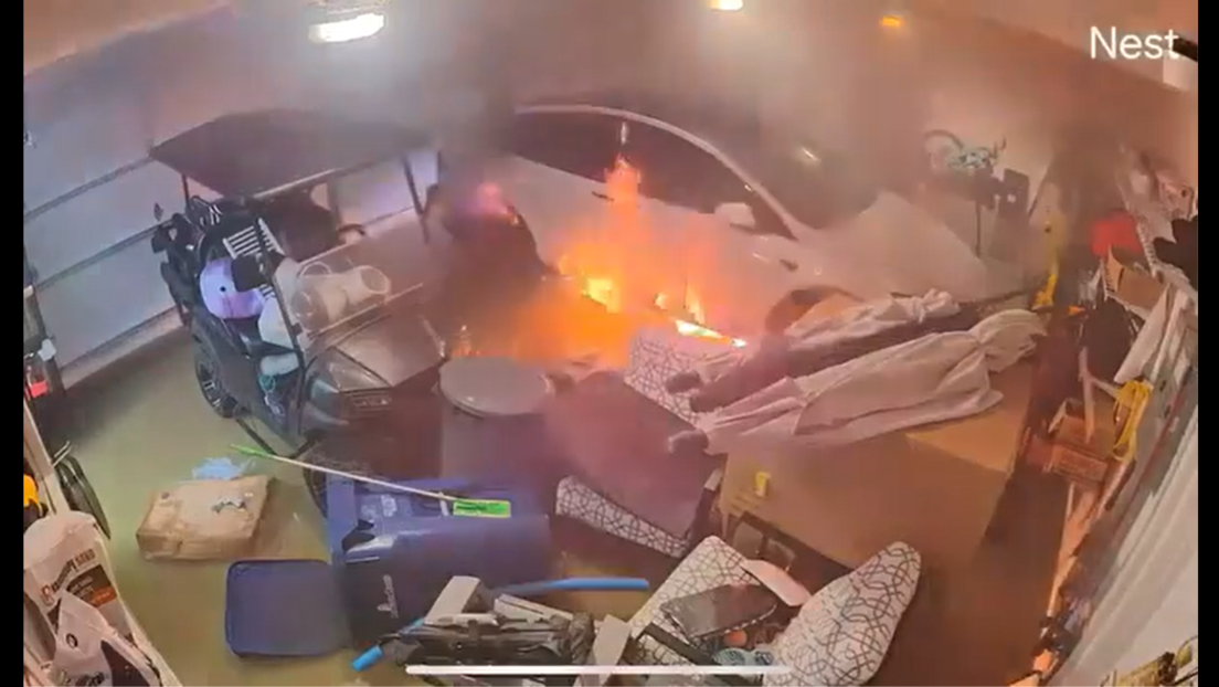 VIDEO: Un Tesla se incendia en un garaje tras el paso de un huracán