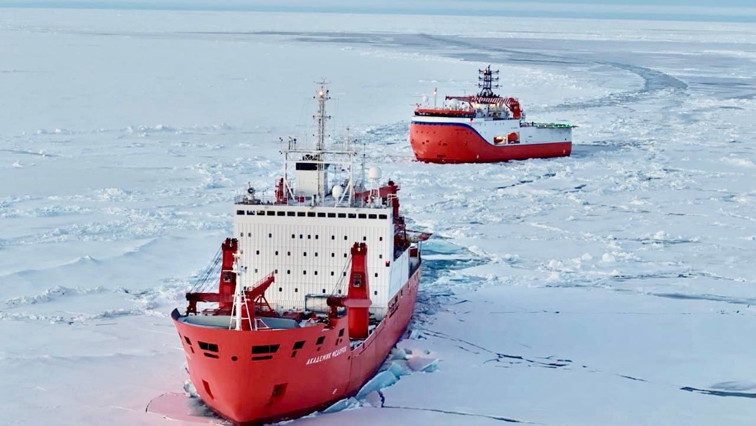 Arranca la expedición ártica rusa a bordo de un barco 'atrapado' en el hielo