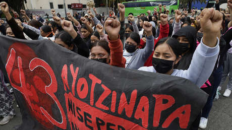 Masiva marcha a 10 años de la desaparición de los normalistas de Ayotzinapa (VIDEOS)