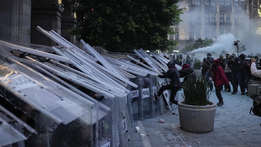 VIDEOS: Violencia durante una marcha dedicada al aniversario de la matanza de Tlatelolco en México