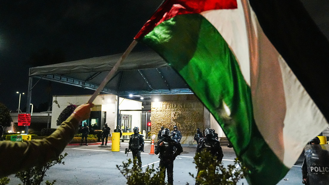 Manifestantes propalestinos intentan irrumpir en la Embajada de EE.UU. en Bogotá