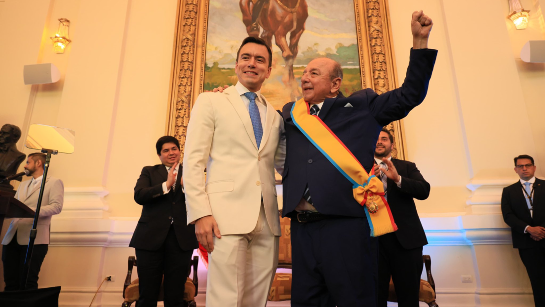 El presidente de Ecuador Daniel Noboa condecora a su propio padre