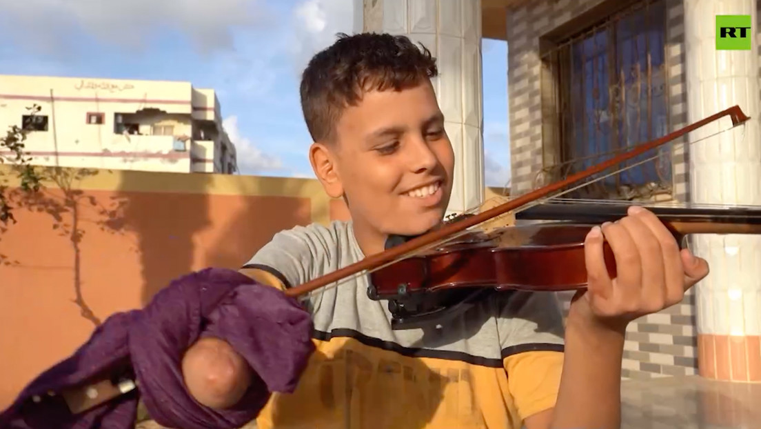 Un niño palestino que perdió la mano por un ataque aéreo israelí intenta dominar el violín