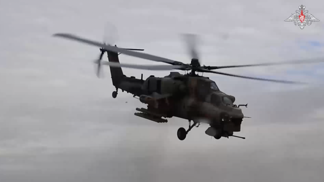 VIDEO: Mi-28 ruso descarga lluvia de cohetes sobre posiciones de Kiev en la provincia de Kursk