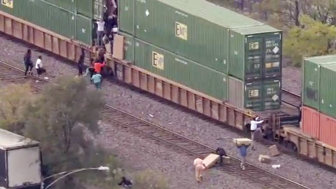 VIDEO: Decenas de ladrones vacían un vagón de tren en plena luz del día en EE.UU.