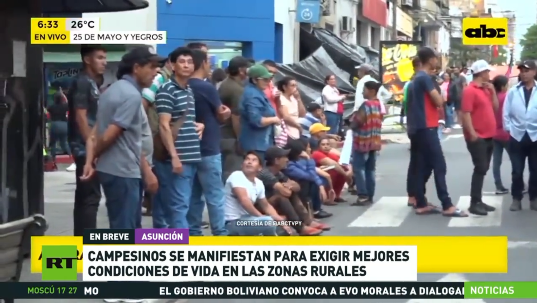 Campesinos se manifiestan frente al Ministerio de Agricultura de Paraguay