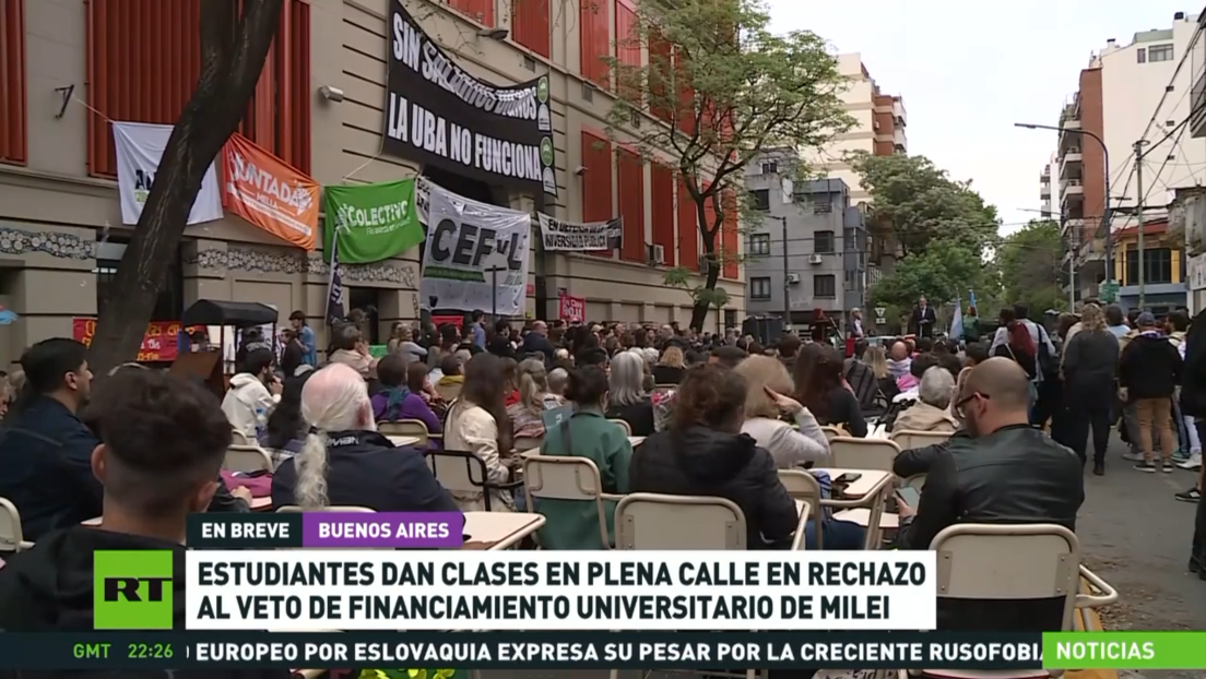 Estudiantes toman clases en plena calle en rechazo al veto del financiamiento universitario de Milei