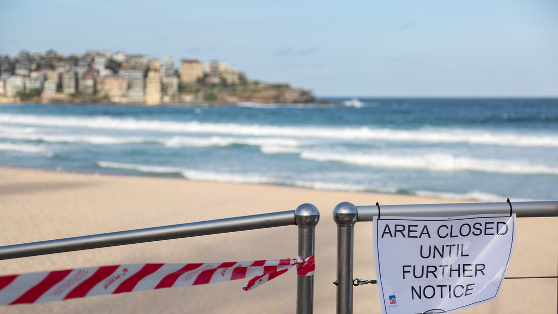 FOTOS: Cientos de misteriosas bolas negras aparecen en una playa y provocan su cierre