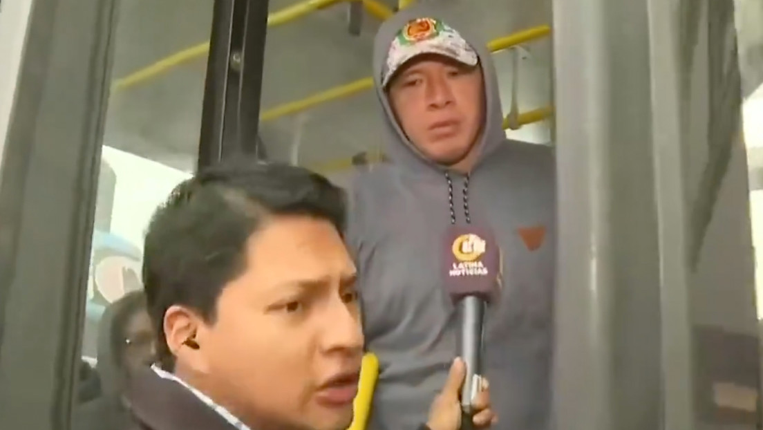 VIDEO: Un periodista peruano queda atrapado en un autobús durante una transmisión en vivo