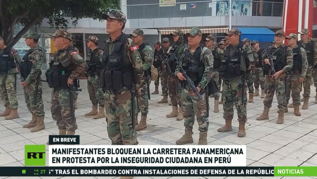 Manifestantes bloquean la carretera panamericana en protesta por la inseguridad ciudadana en Perú