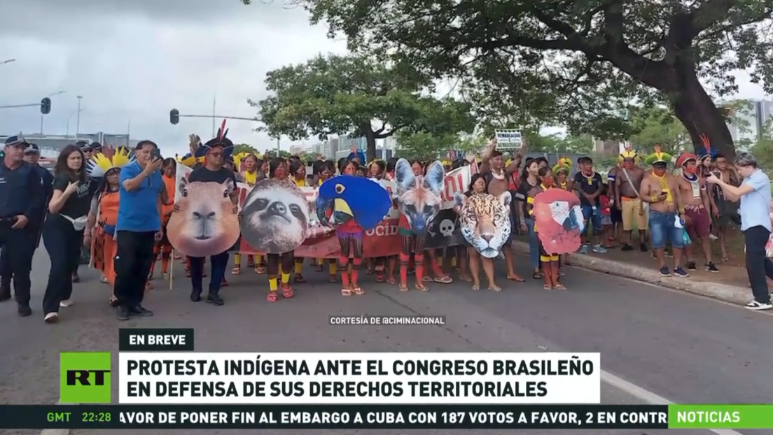 Protesta indígena ante el Congreso brasileño en defensa de sus derechos territoriales