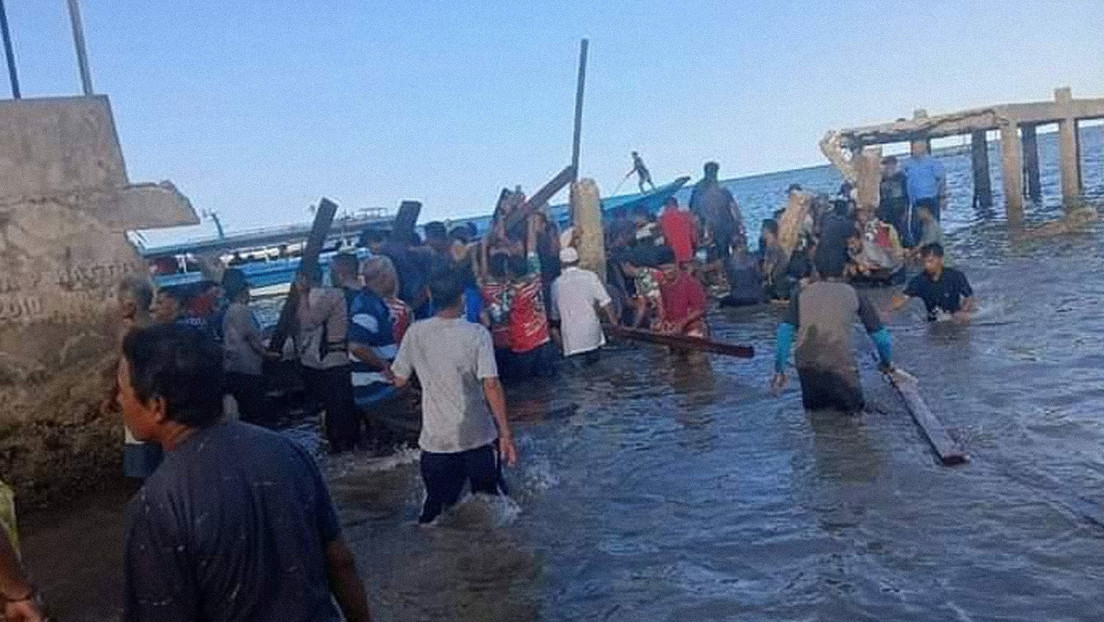 Varios muertos tras el colapso de un puente con una multitud en Indonesia