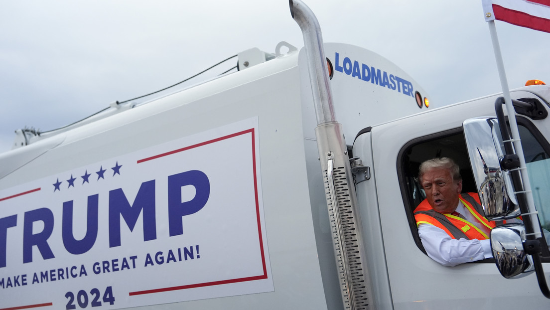 Trump llega a un mitin en un camión de basura luego de que Biden tachara de "basura" a sus seguidores