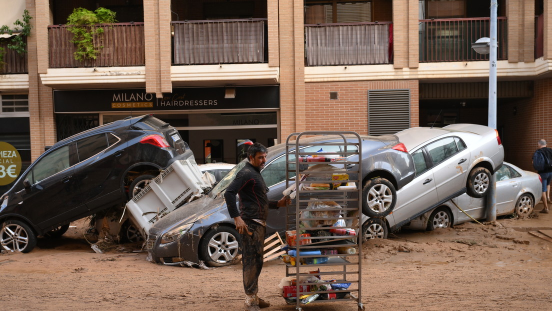 "Abres los coches para ayudar y están muertos":  Paiporta, zona cero de la tragedia en España