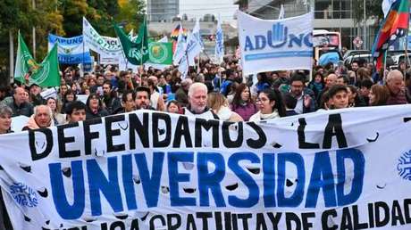 Masiva marcha en Argentina por la "supervivencia" de la universidad pública