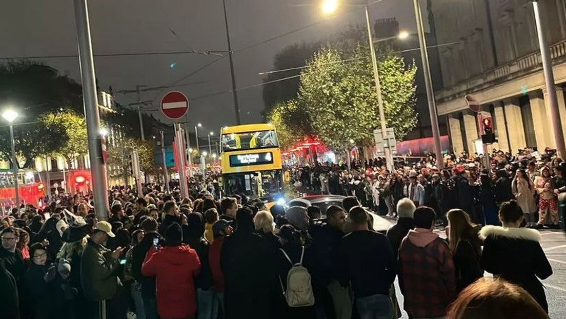 IA engaña a cientos de personas en Dublín: salieron a calles para un desfile de Halloween falso