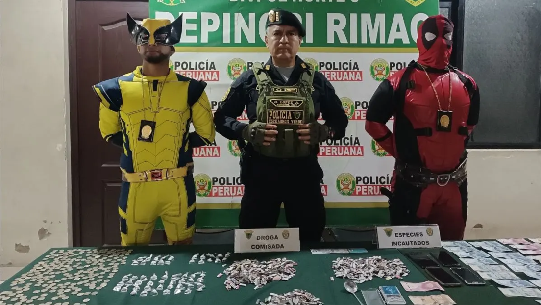 Policías peruanos se disfrazan de superhéroes en Halloween y atrapan a vendedores de droga