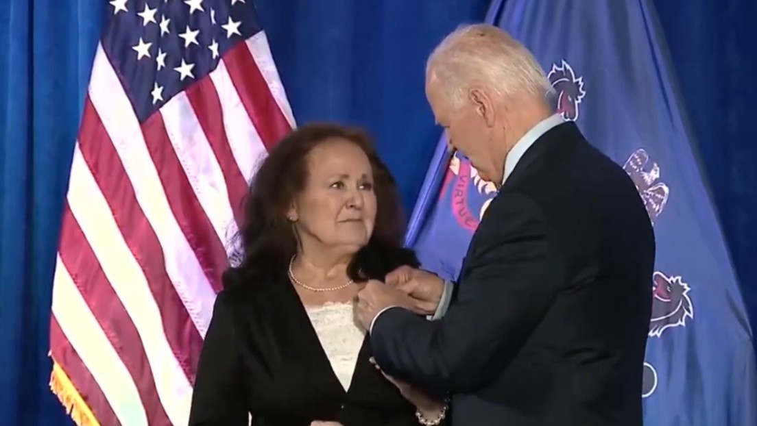 VIDEO: Biden no logra colocar una medalla de condecoración y esta cae al suelo