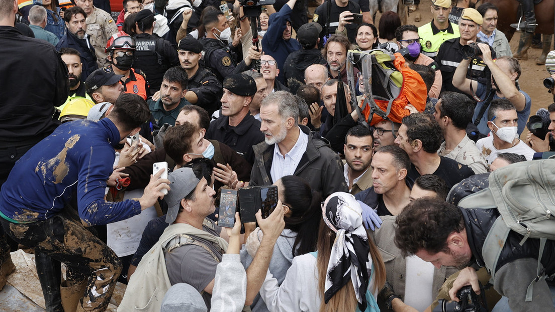 Localidad afectada arremete con palos y fango contra los reyes de España y Pedro Sánchez