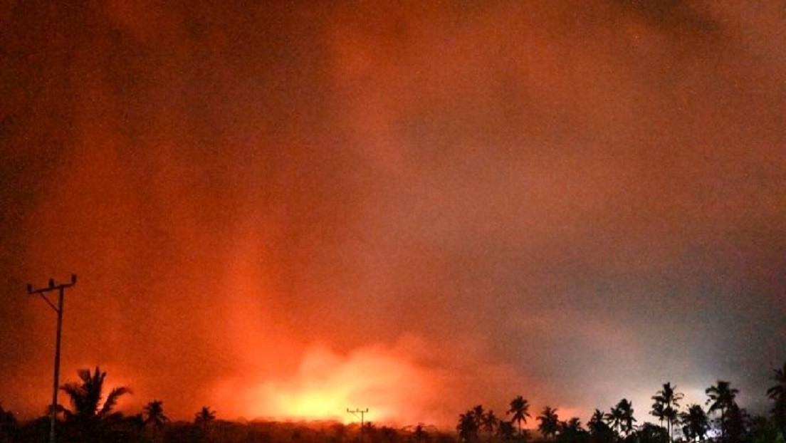 Incendios y destrucción tras la erupción de un volcán en Indonesia (VIDEO)