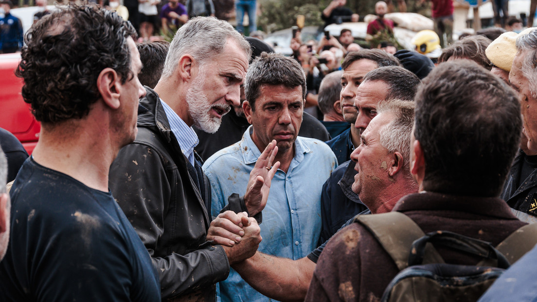 El rey de España entiende el "enfado" de los afectados por la DANA que le arrojaron barro