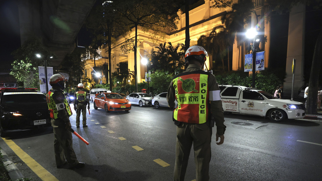 Turista británico desnudo cubierto de heces cae de un balcón en Tailandia