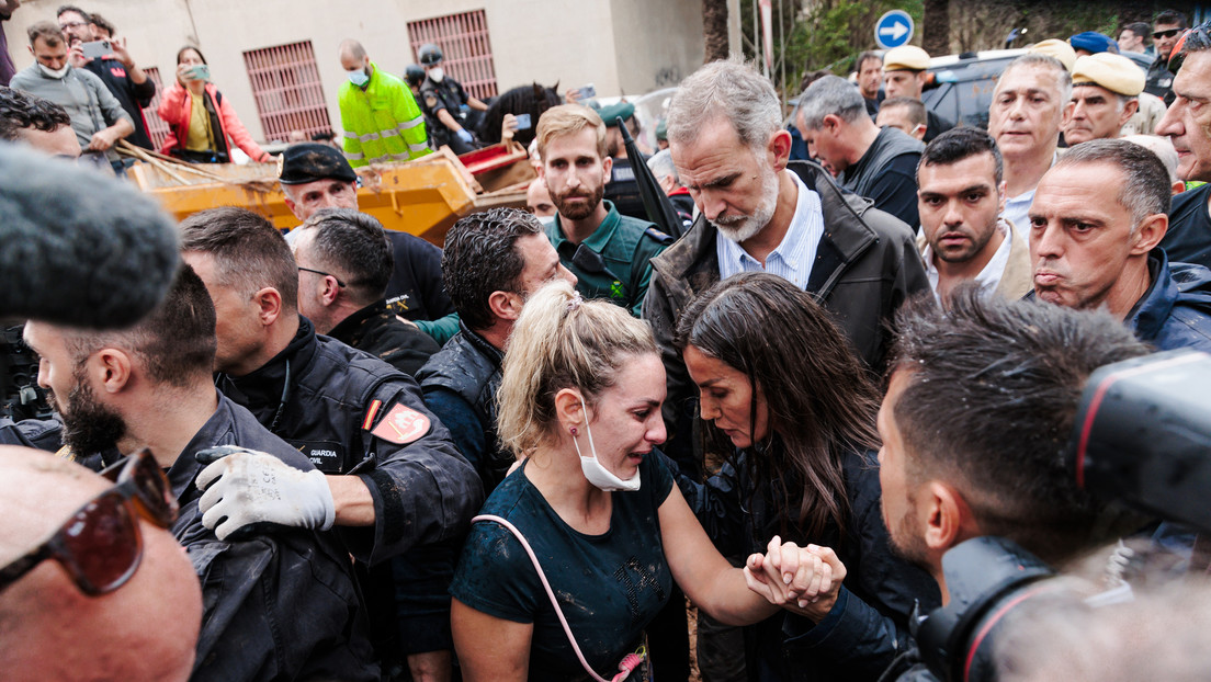 Reportan malestar en La Moncloa con los reyes por quedarse a hablar con quienes agredieron a Sánchez