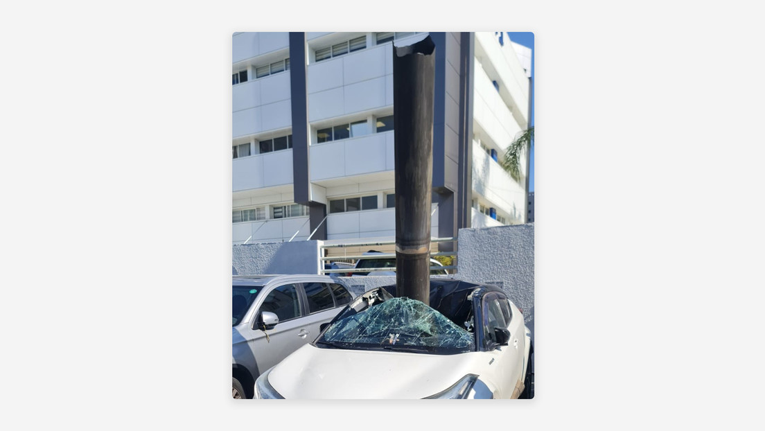 Un coche destrozado en el centro de Israel tras un impacto directo de proyectil