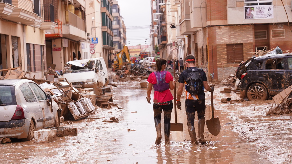 Afectados por la DANA en Valencia están siendo obligados a ir a trabajar