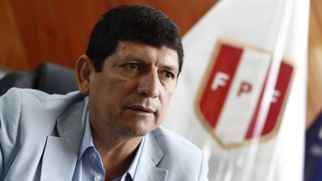 Detienen al presidente de la Federación Peruana de Fútbol por caso de corrupción