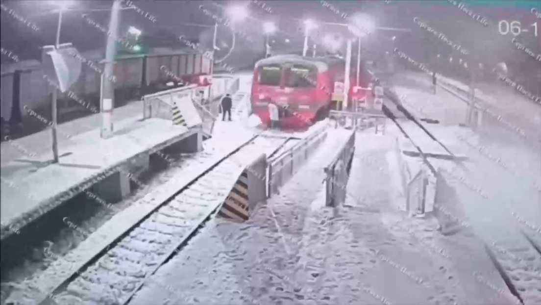 VIDEO: Niña sobrevive de milagro tras brutal atropello por un tren