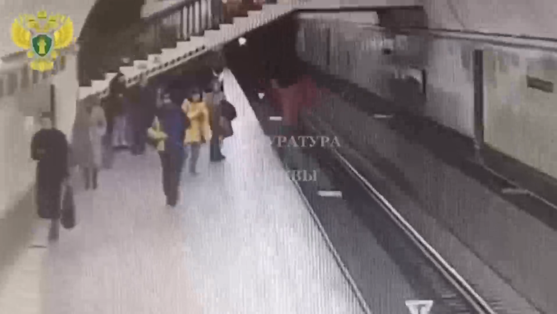 Pasajero distraído con su celular cae a las vías del metro de Moscú (VIDEO)