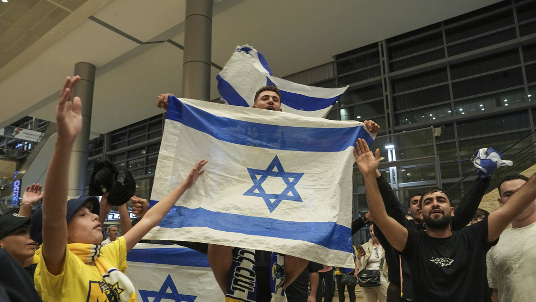 VIDEO: Hinchas del Maccabi corean consignas racistas contra árabes a su retorno a Israel