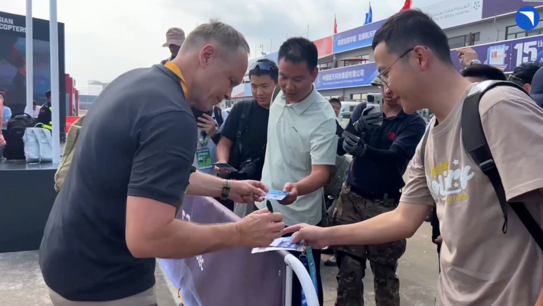 Legendario piloto ruso firma autógrafos en modelos del innovador Su-57 con el que vuela