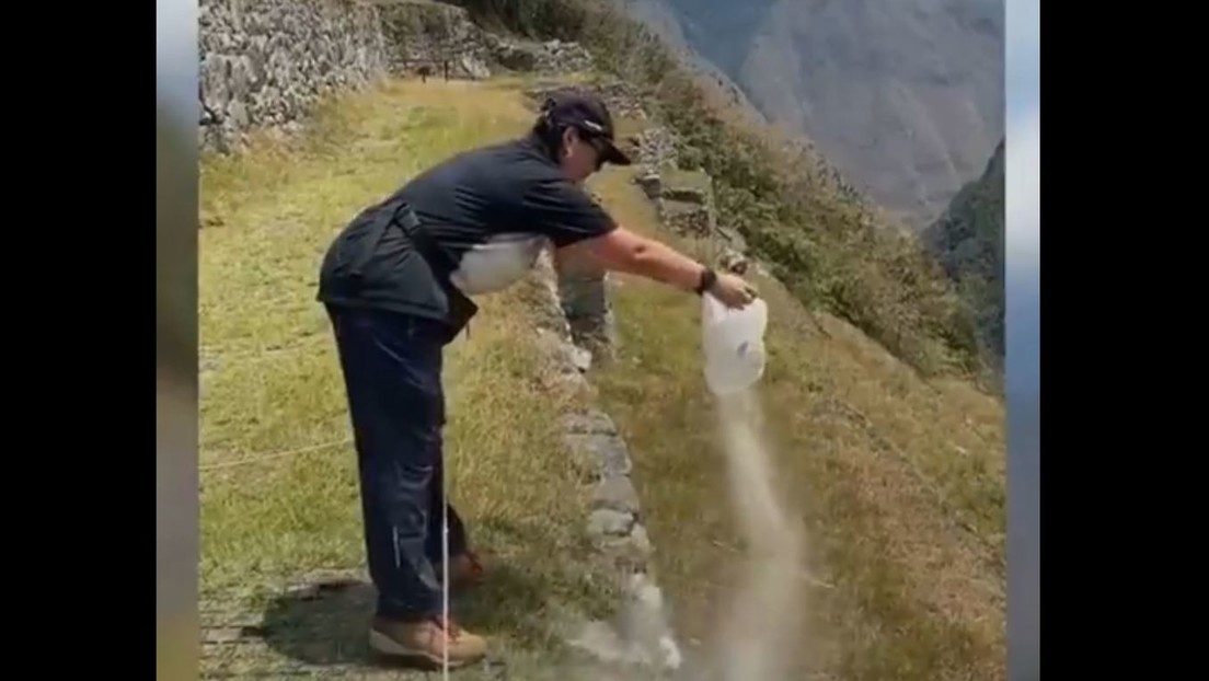 VIDEO: Una turista arroja cenizas en Machu Picchu y genera indignación en Perú