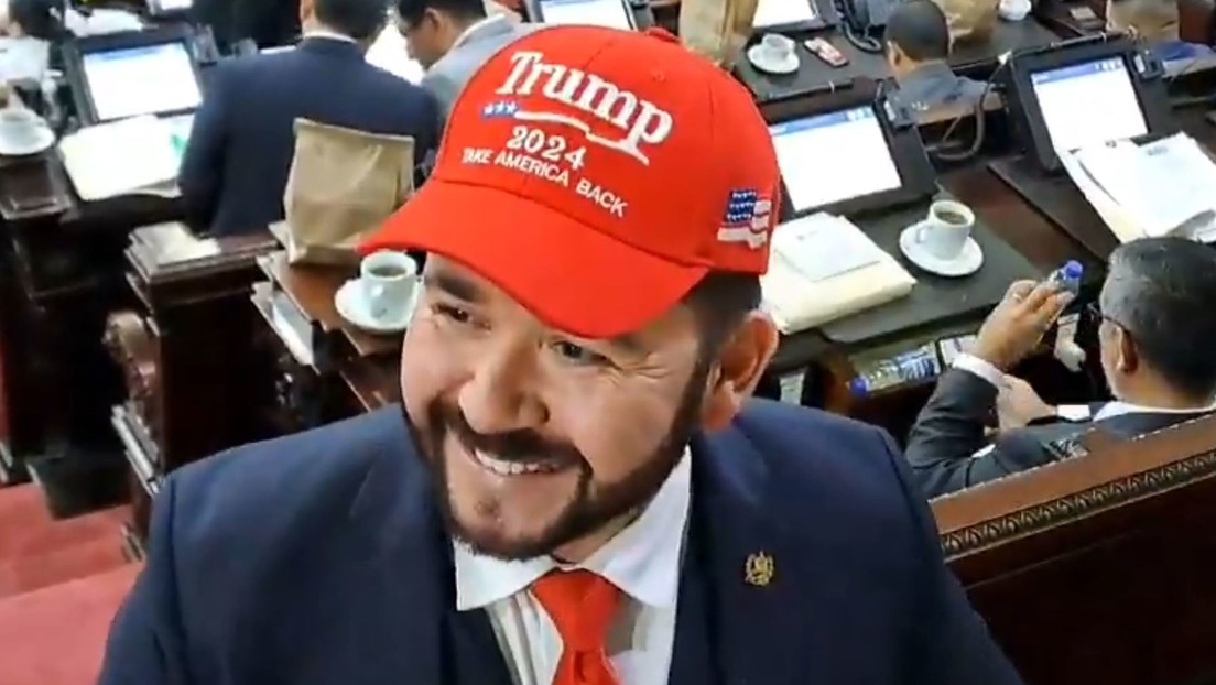 VIDEO: Diputado guatemalteco sorprende al ponerse gorra de Trump en el Congreso