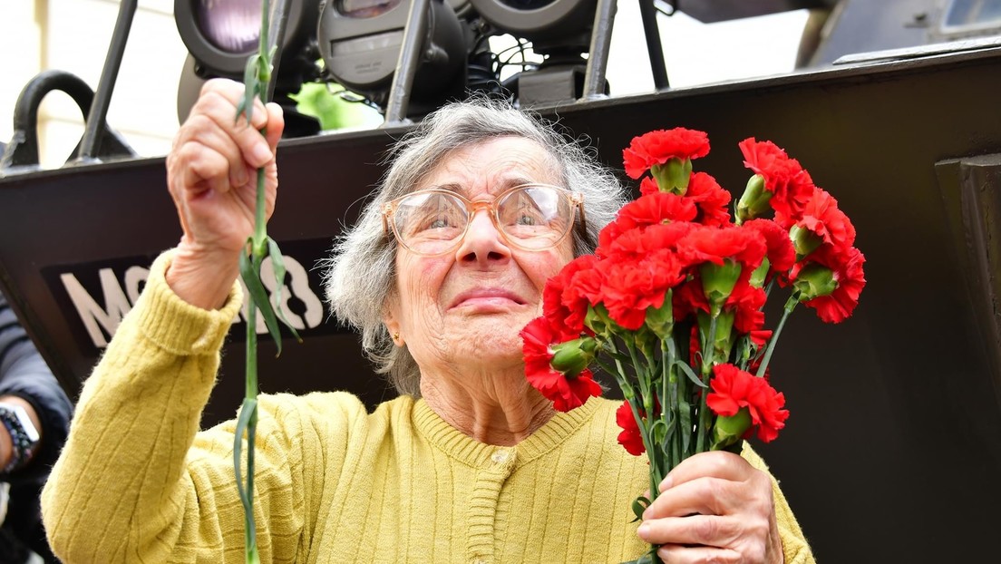 Fallece Celeste Caeiro, la mujer que con un gesto le dio nombre a la Revolución de los Claveles