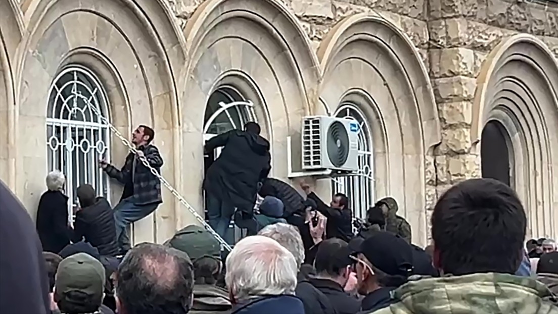 VIDEO: Manifestantes irrumpen en el Parlamento de Abjasia y la administración presidencial