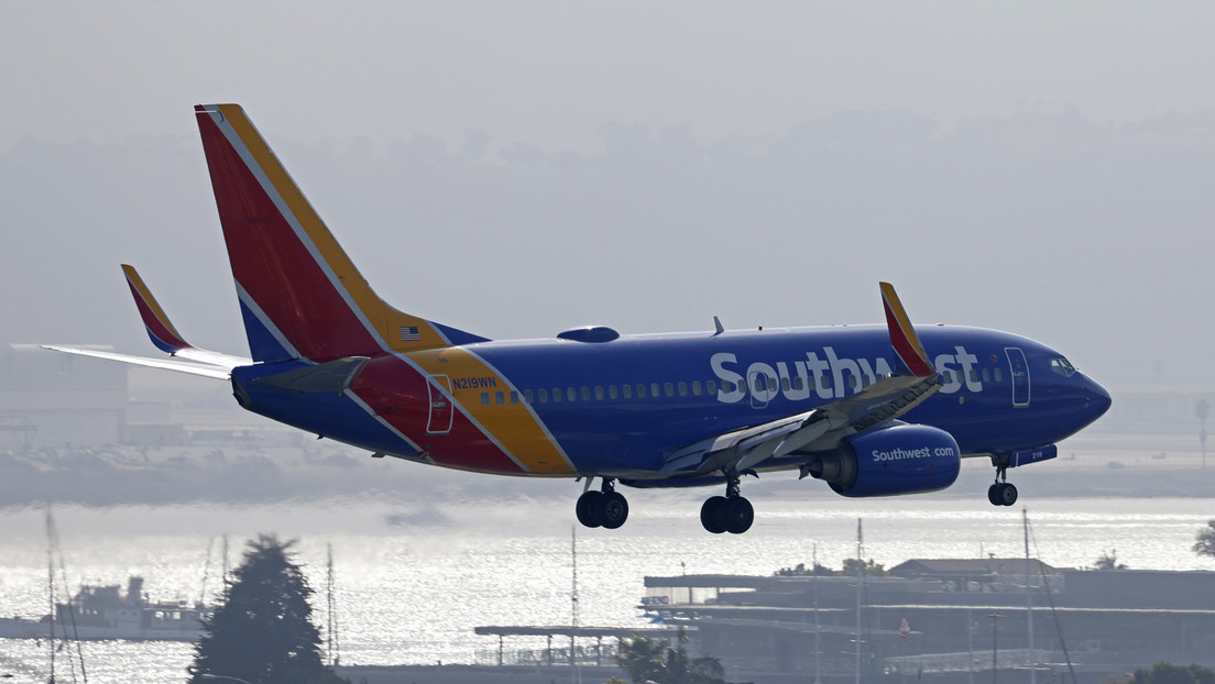 Avión es alcanzado por una bala justo antes del despegue