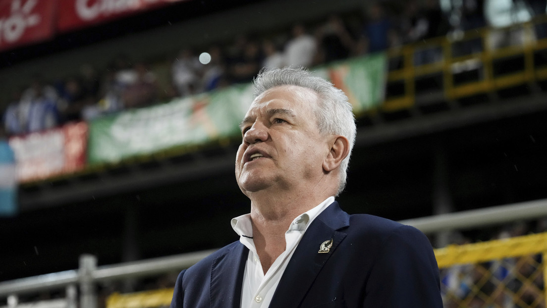 VIDEO: Javier Aguirre sale ensangrentado tras agresión con una lata durante el Honduras vs. México